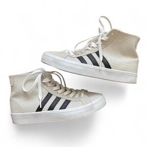 Adidas Honey Courtvantage Superstar- W 9.5, Cream/Black